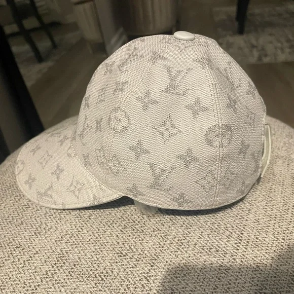 Louis Vuitton While and Gray leather Monogram Cap Size M
Authentic - Picture 5 of 7